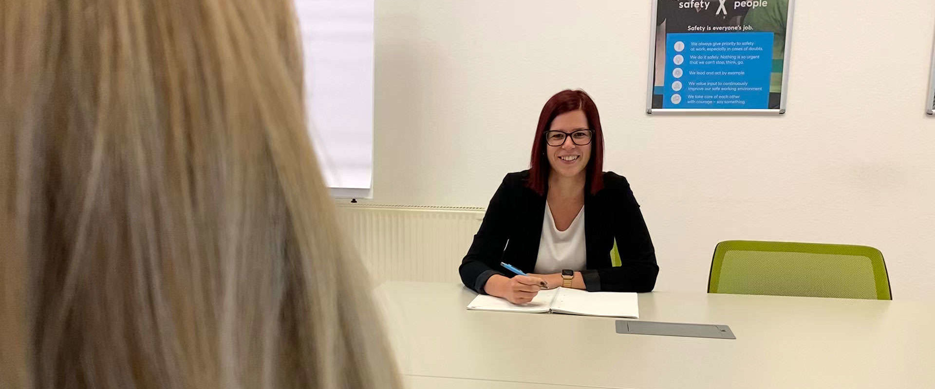 HR assistent in a meeting situation