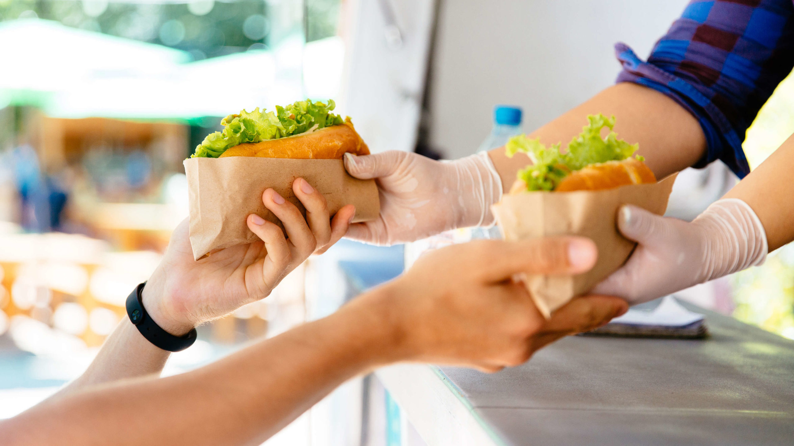 csm_man-buying-two-hot-dog-kiosk-outdoors-street-food-close-up-view_f9d17665ee.jpg