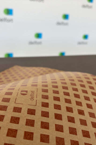 diamond-dotted paper delfort